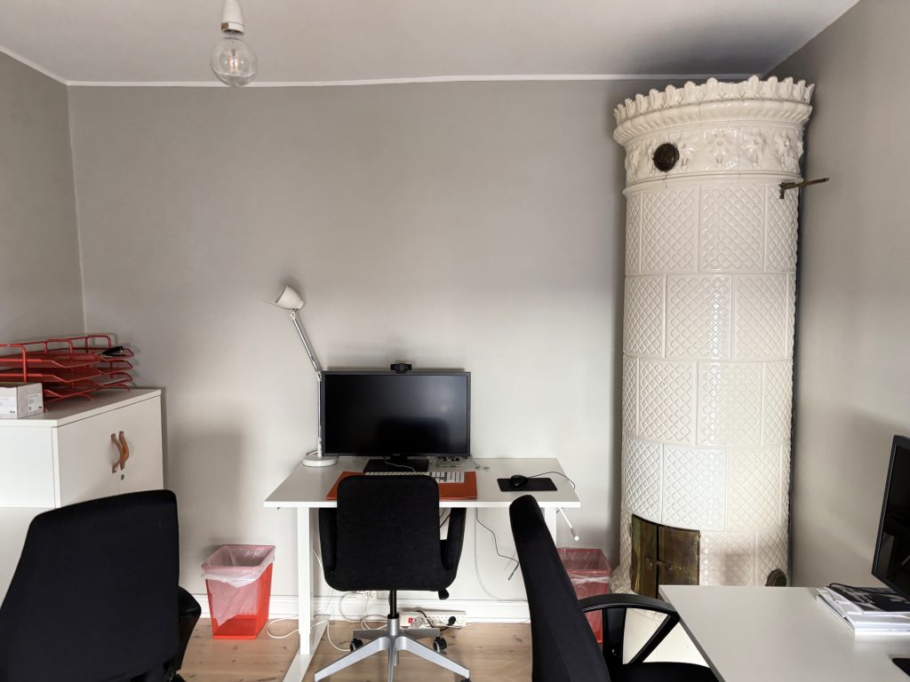 Kontor med kakelugnar på Skeppargatan 38
